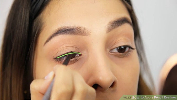 Bước 5: Sử dụng bút kẻ mắt để kẻ đường eyeliner cho mí mắt trên