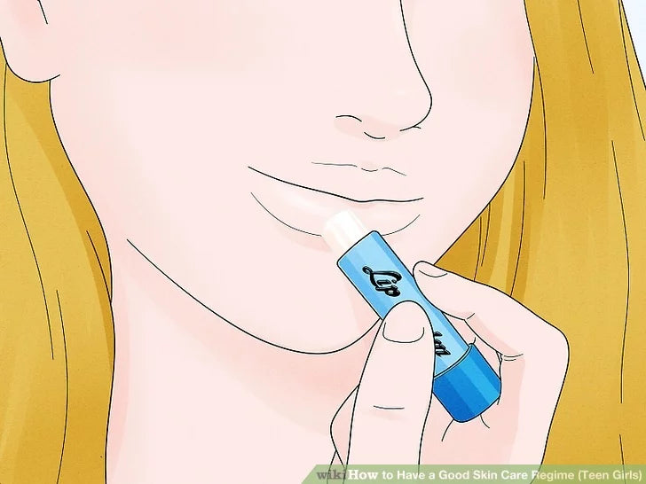 Bước 7: Sau đó, hãy thoa một ít son dưỡng môi.