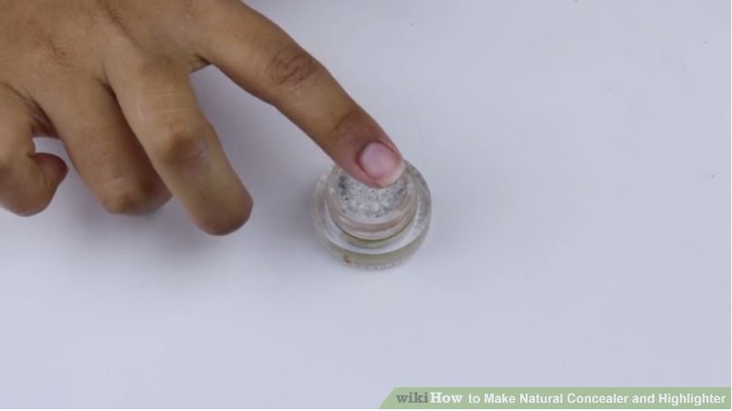 Bước 5: Dùng ngón tay làm phẳng bền mặt phấn highlight và đóng nắp lọ.