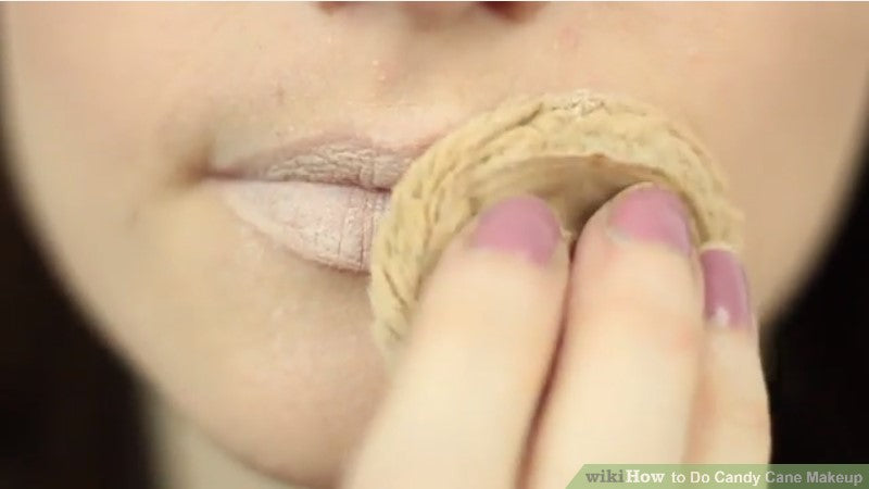 Bước 2: Nhấn một lớp phấn phủ lì lên môi của bạn.