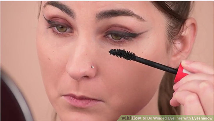 Bước 3: Uốn mi và chải mascara để hoàn thiện lớp makeup mắt