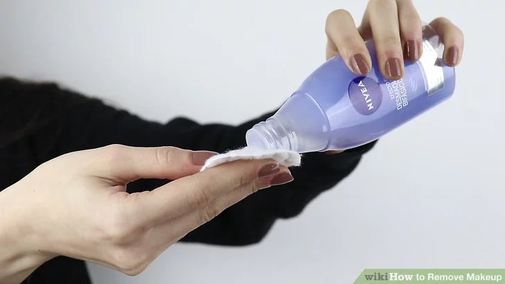 Bước 1: Thấm đẫm một miếng bông bằng nước tẩy trang chuyên dụng dành cho mắt.