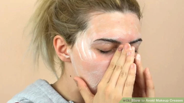 Bước 1: Rửa mặt bằng sữa rửa mặt nhẹ nhàng và lau khô.