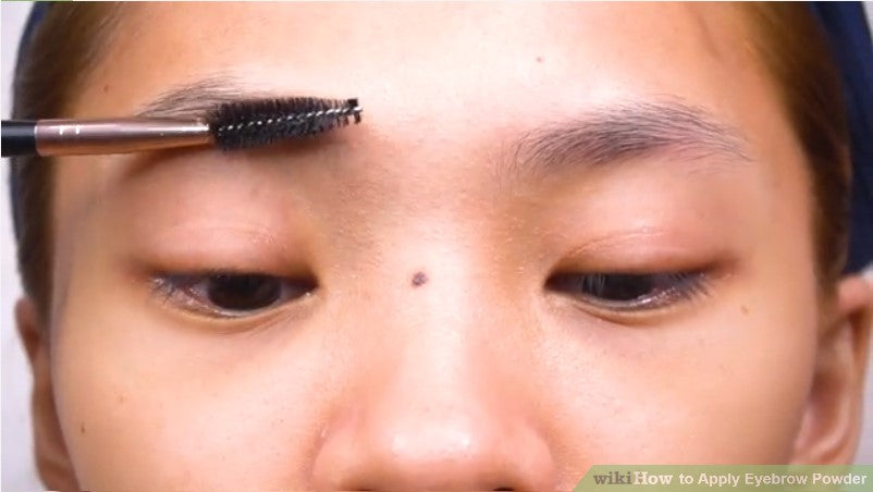 Bước 1: Chải lông mày của bạn hướng ra ngoài và hướng lên trên bằng cọ chuốt mascara.
