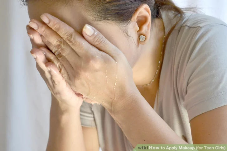 Bước 1: Rửa mặt sạch bằng sữa rửa mặt dịu nhẹ.