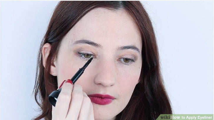 Bước 4: Kẻ eyeliner cho đường viền mi trên