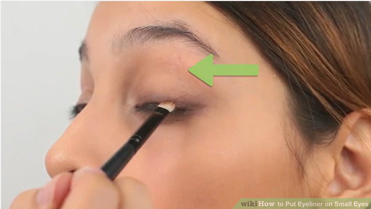 Bước 2: Loang đều đường eyeliner