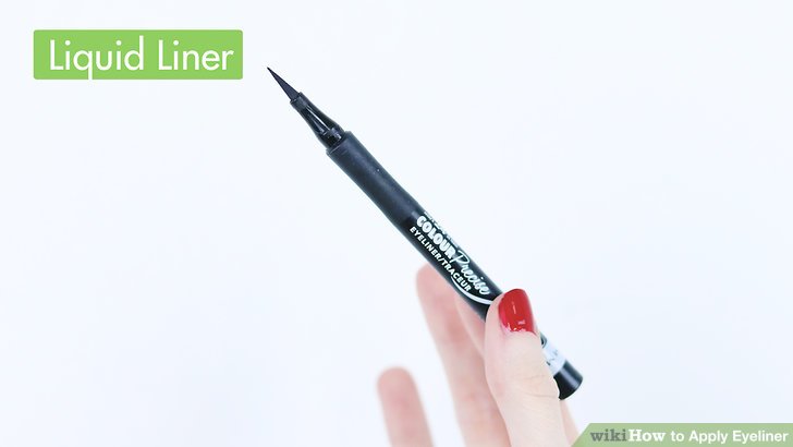 Bước 2: Dùng bút kẻ mắt nước để tạo các đường eyeliner mịn, mượt và sắc nét