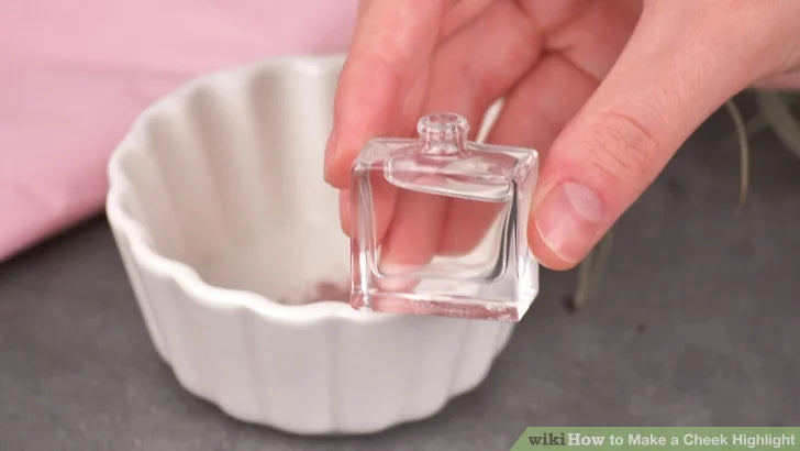 Bước 2: Lấy mẫu nước hoa hoặc cồn tẩy rửa do bạn lựa chọn.