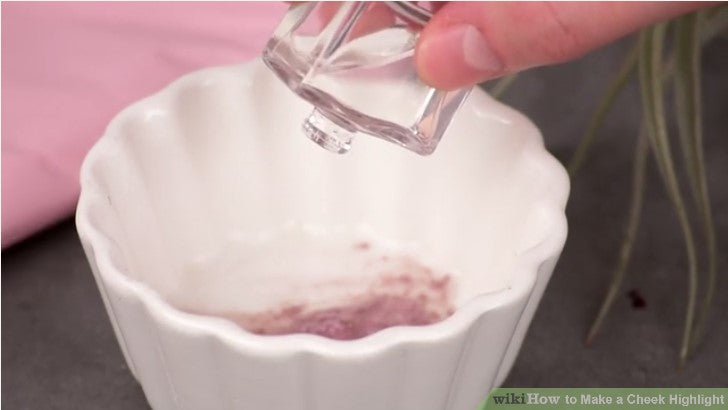 Bước 3: Xịt 3 - 4 lần nước hoa vào vật liệu.