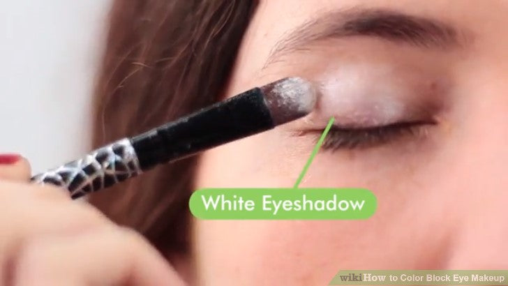 Bước 4: Thêm một lớp phấn mắt sáng hơn một vài tông so với màu da của bạn