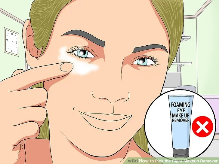 Bước 1: Tránh tạo bọt cho nước tẩy trang vùng mắt.