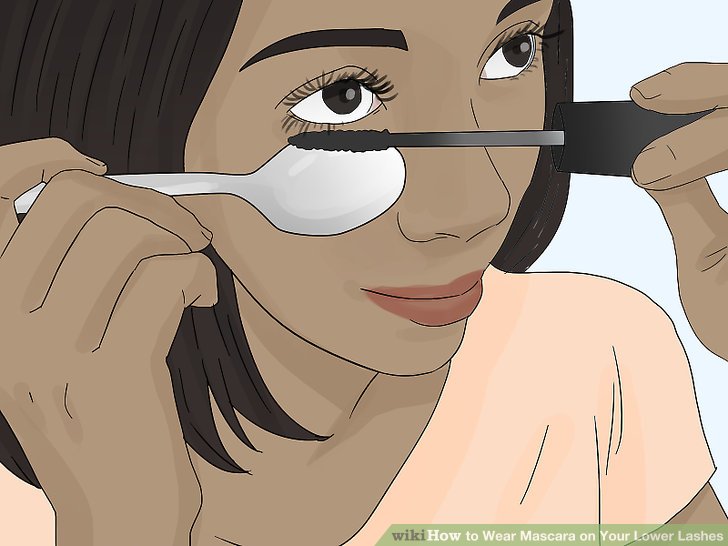 Bước 1: Dùng thìa để che chắn vùng da dưới mắt