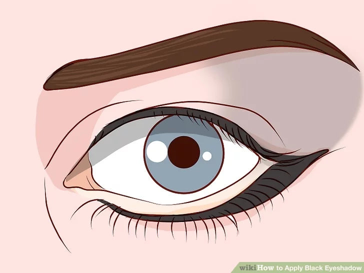 Bước 6: Kẻ viền ngoài của đường lông mi dưới bằng phấn mắt màu đen.