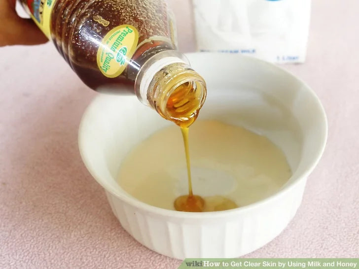Bước 4: Đổ một ít sữa tươi và mật ong vào hộp đựng.