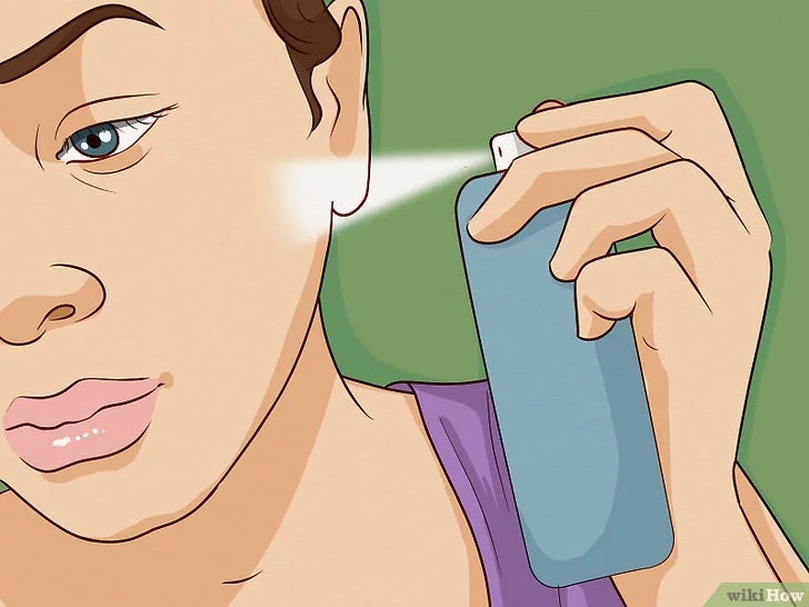 Bước 2: Dùng xịt khóa makeup để cố định lớp trang điểm.