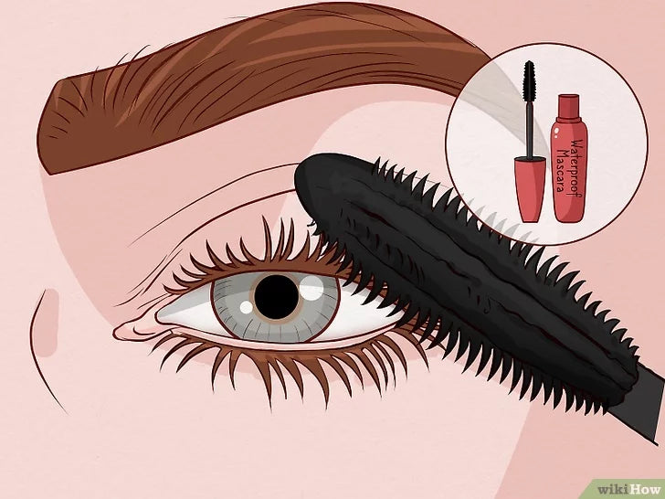 Bước 5: Dùng mascara không thấm nước để tránh trường hợp bị lem.