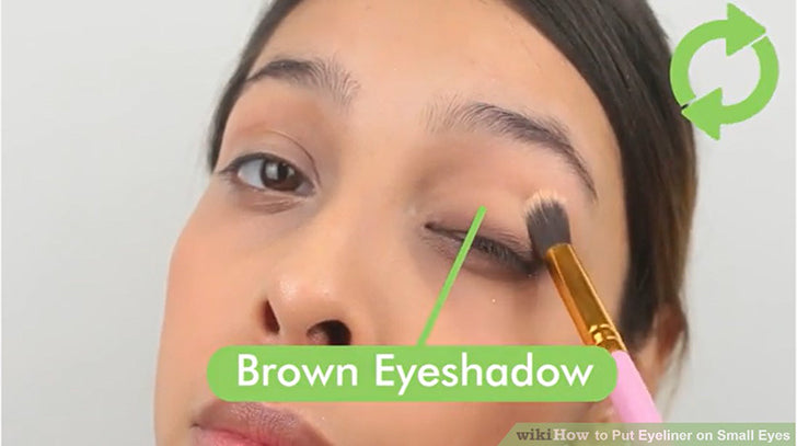Bước 3: Cố định đường eyeliner với phấn mắt màu nâu