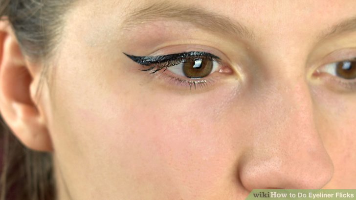 Bước 1: Kẻ eyeliner cho đôi mắt hình quả hạnh với viền dày hơn ở góc ngoài