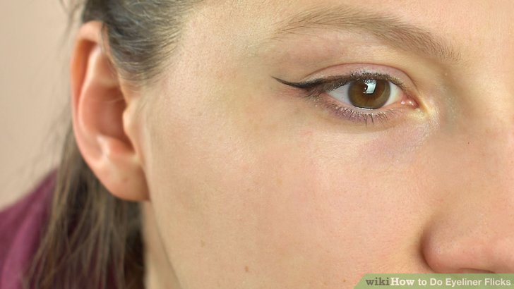 Bước 3: Làm cho hai mắt gần nhau của bạn trông rộng hơn bằng cách kẻ eyeliner cho góc mắt.