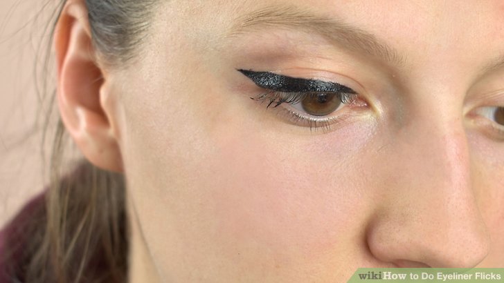 Bước 5: Dùng một đường eyeliner dày cho mắt một mí