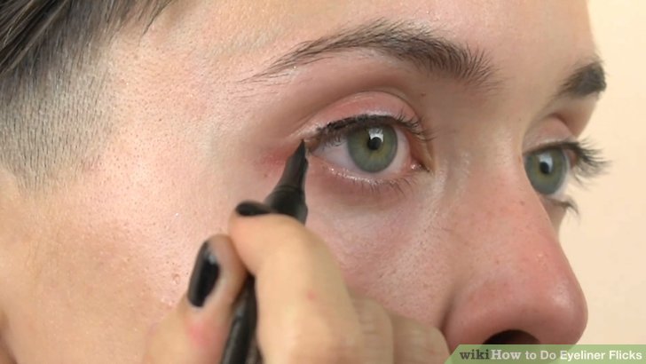 Bước 1: Kẻ eyeliner cho viền mi trên