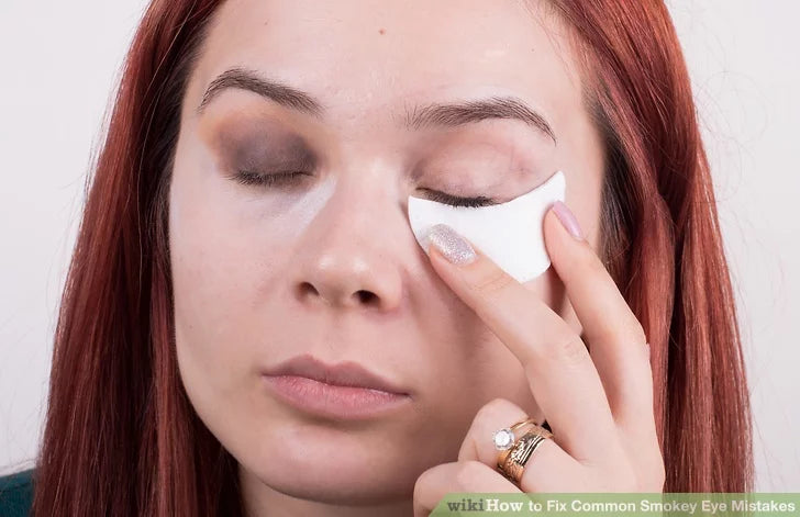 Bước 1: Sử dụng một miếng dán mắt.