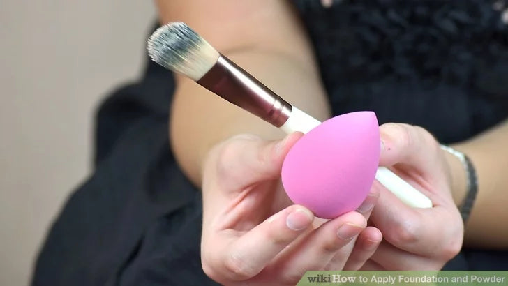 Dùng mút trang điểm hoặc cọ nền nếu bạn đang sử dụng kem nền dạng lỏng