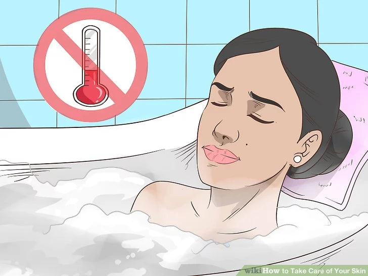 Bước 2: Không dùng nước nóng khi tắm hoặc tắm vòi hoa sen, và thay vào đó hãy sử dụng nước ấm.
