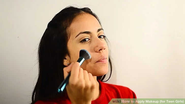 Bước 5: Sử dụng phấn phủ để tạo lớp nền và kem che khuyết điểm.