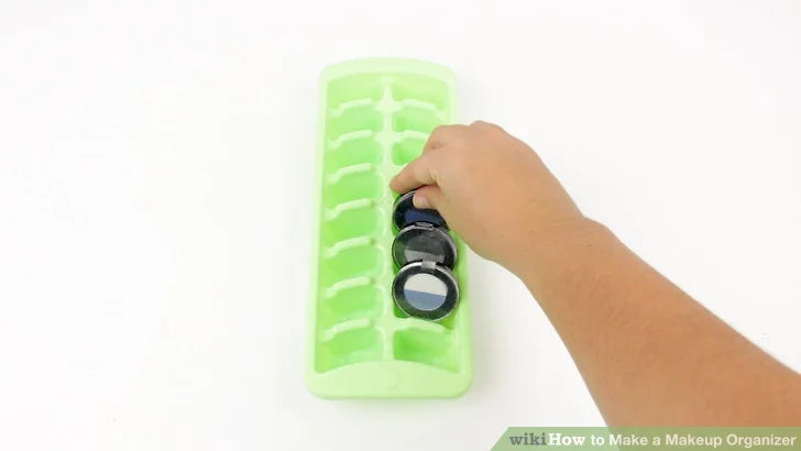 Bước 6: Sử dụng khay đá để đựng từng hộp phấn mắt.