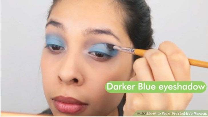 Bước 3: Tạo chiều sâu với tông màu tối thứ hai ở phần ngoài của bầu mắt bạn.
