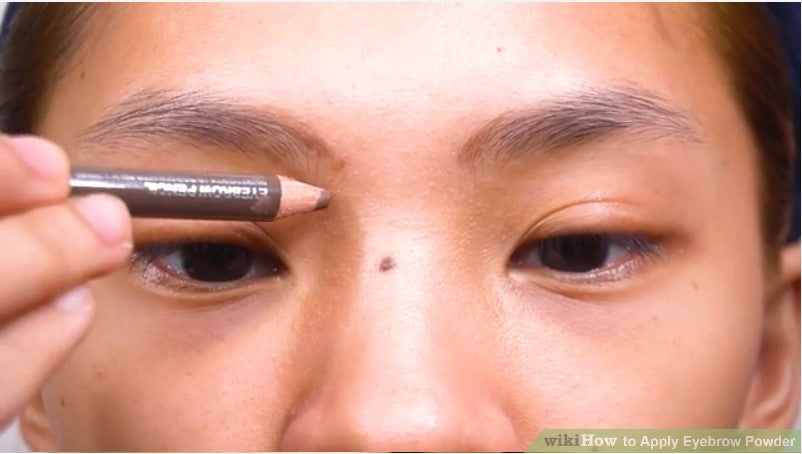 Bước 2: Xác định mép trong của lông mày bằng cách sử dụng phần bên trong mắt của bạn.