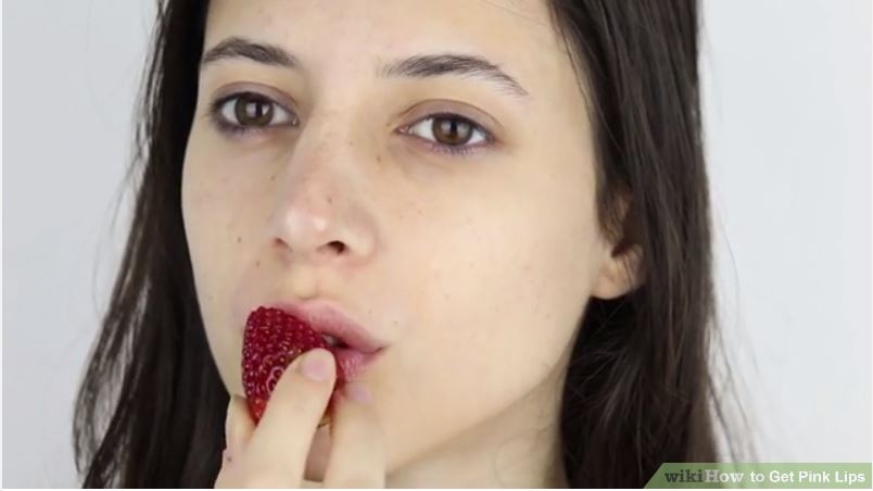 Bước 2: Thêm sắc tố cho môi bằng trái cây.