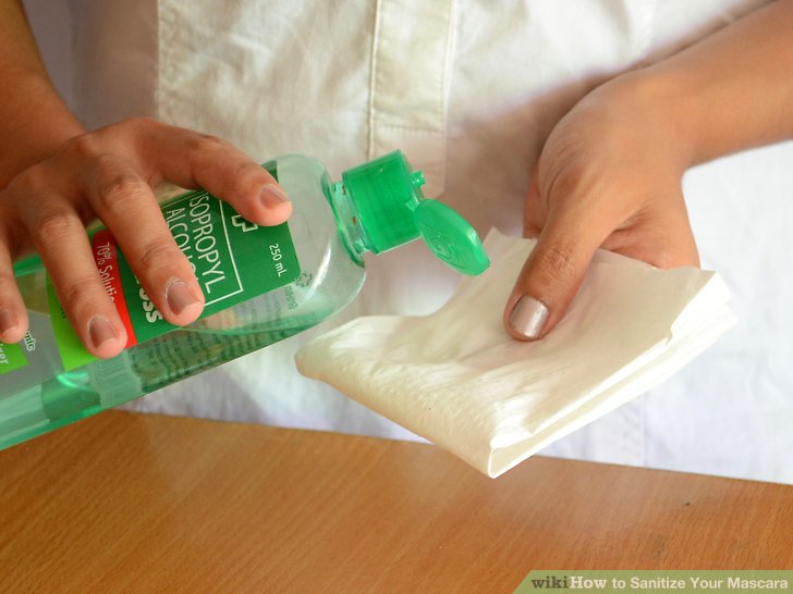Bước 1: Bôi cồn tẩy rửa (70%) vào một tờ khăn giấy dày – paper towel (loại khăn dùng lau bếp)