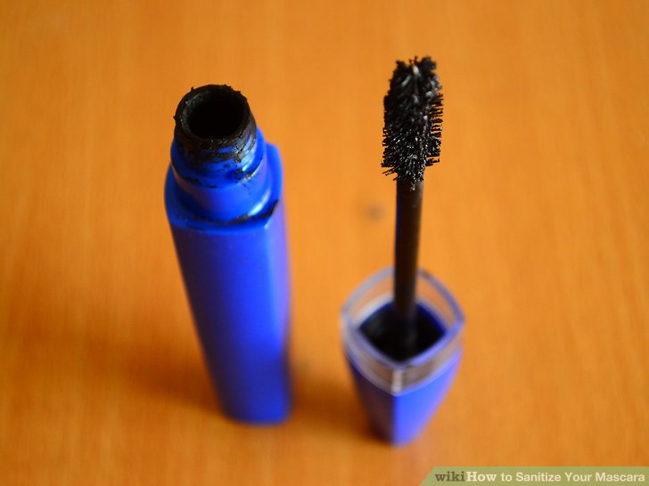 Bước 4: Để cọ chải khô trong một hoặc hai phút trước khi lắp vào ống đựng mascara