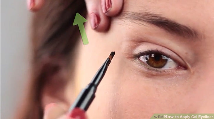 Bước 7: Nhẹ nhàng kéo vùng da quanh mắt của bạn căng lên