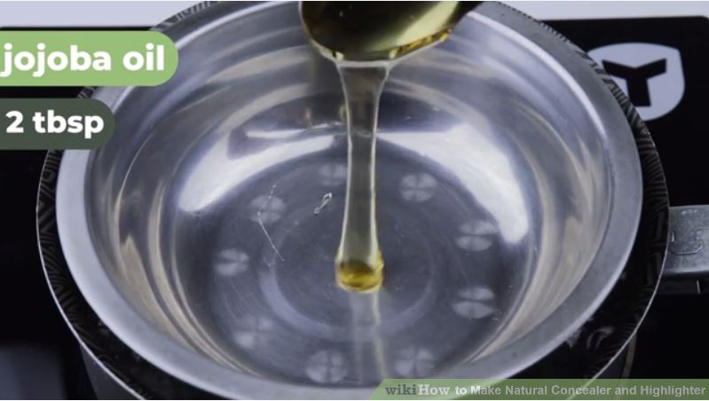 Bước 1: Kết hợp dầu jojoba, sáp ong và mica trong một nồi hơi được làm nóng.