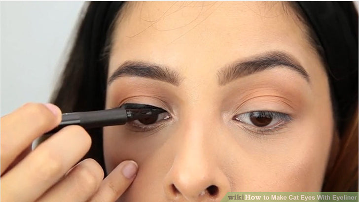 Bước 8: Vẽ một đường eyeliner nối phần đầu mắt với phần mắt mèo của bạn