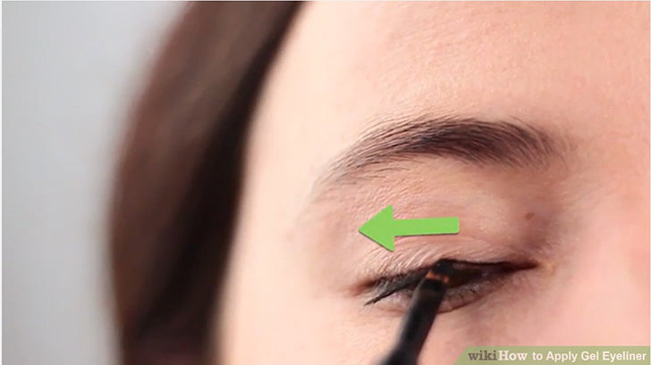 Bước 8: Vẽ một đường eyeliner cơ bản.