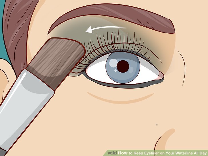 Bước 4: Đánh phấn mắt lên trên lớp kẻ mắt bằng một chiếc cọ xéo nhỏ
