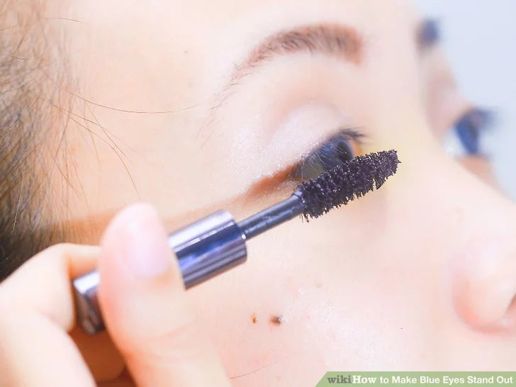 Sử dụng mascara màu xanh nước biển thay vì mascara đen