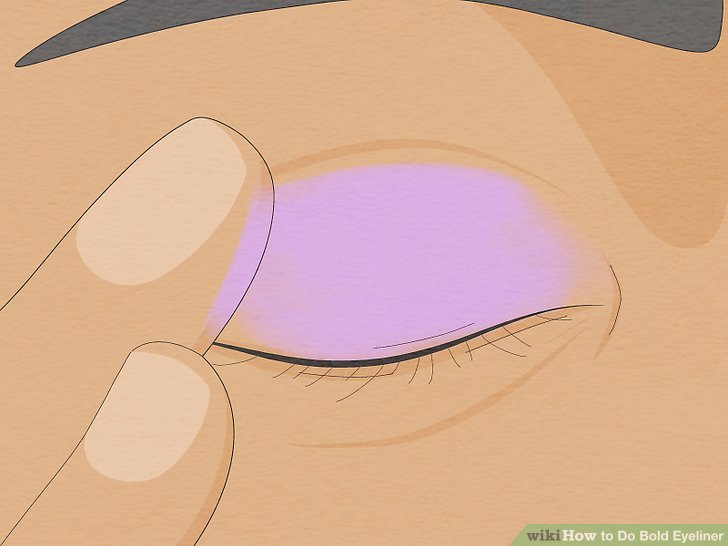 Bước 1: Phủ phấn mắt màu tím mờ lên mí mắt của bạn.