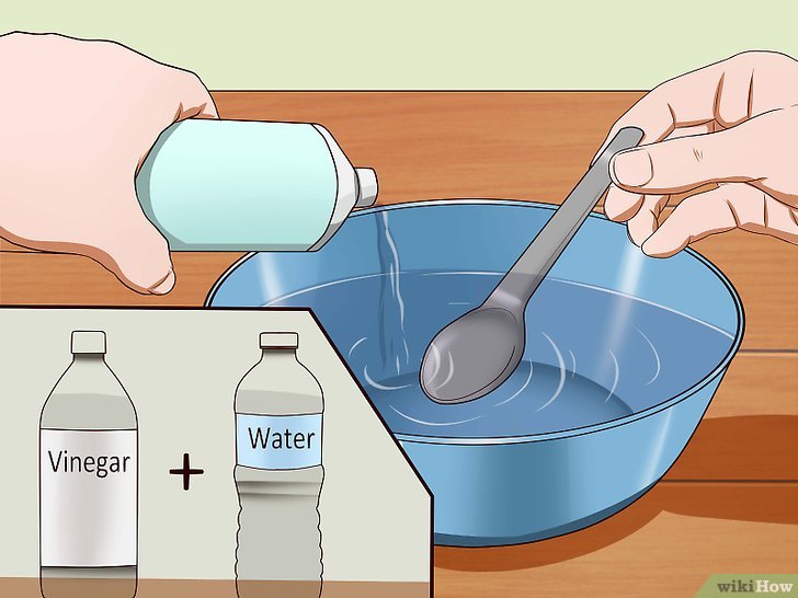 Bước 3: Để khử mùi nước tiểu trên thảm, bạn có thể sử dụng dung dịch giấm trắng.