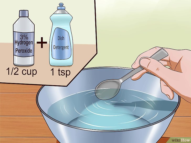Bước 2: Nước ô xy già và nước rửa chén là hai chất tẩy rửa mạnh có thể loại bỏ các vết bẩn khó nhằn.