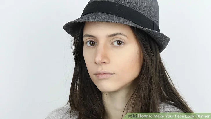 Bước 3: Bạn có thể thay đổi phong cách của mình bằng cách chọn những chiếc mũ có thiết kế độc đáo, như mũ có chỏm cao hoặc vành nhỏ.