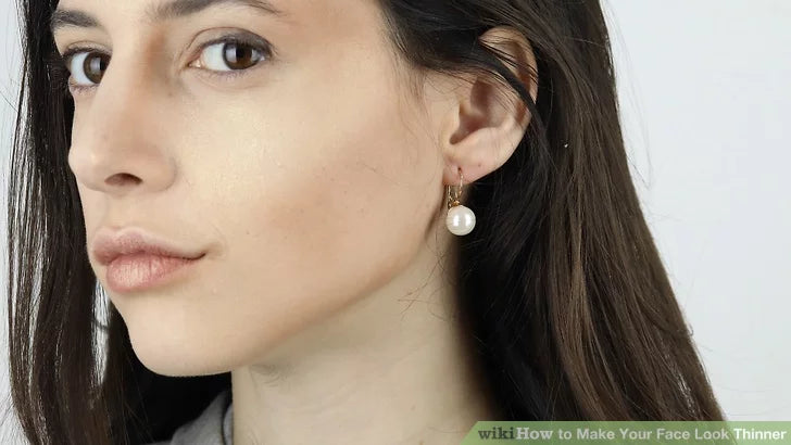 Bước 4: Bông tai dài đong đưa là một lựa chọn tuyệt vời cho những người có khuôn mặt tròn.