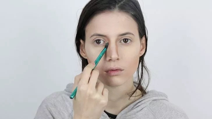 Bước 7: Nếu bạn muốn tạo hiệu ứng mũi nhỏ gọn và thanh tú, bạn có thể sử dụng phấn bronzer để tạo khối cho sống mũi.