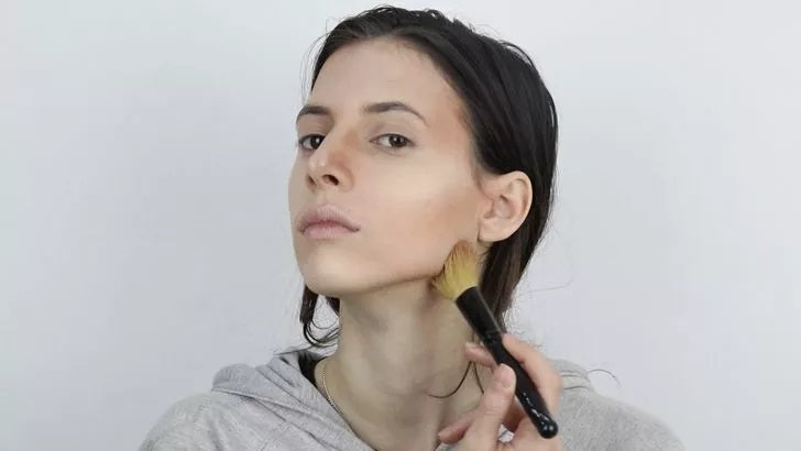 Bước 9: Để tạo hiệu ứng quai hàm thon gọn, bạn có thể sử dụng phấn bronzer để tạo độ sâu cho khuôn mặt.