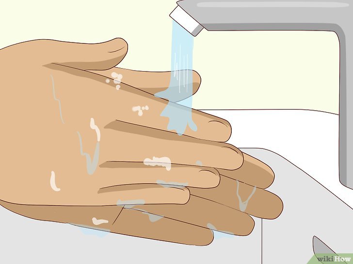 Bước 3: Sau khi thoa kem làm trắng da, bạn nên rửa tay thật sạch.
